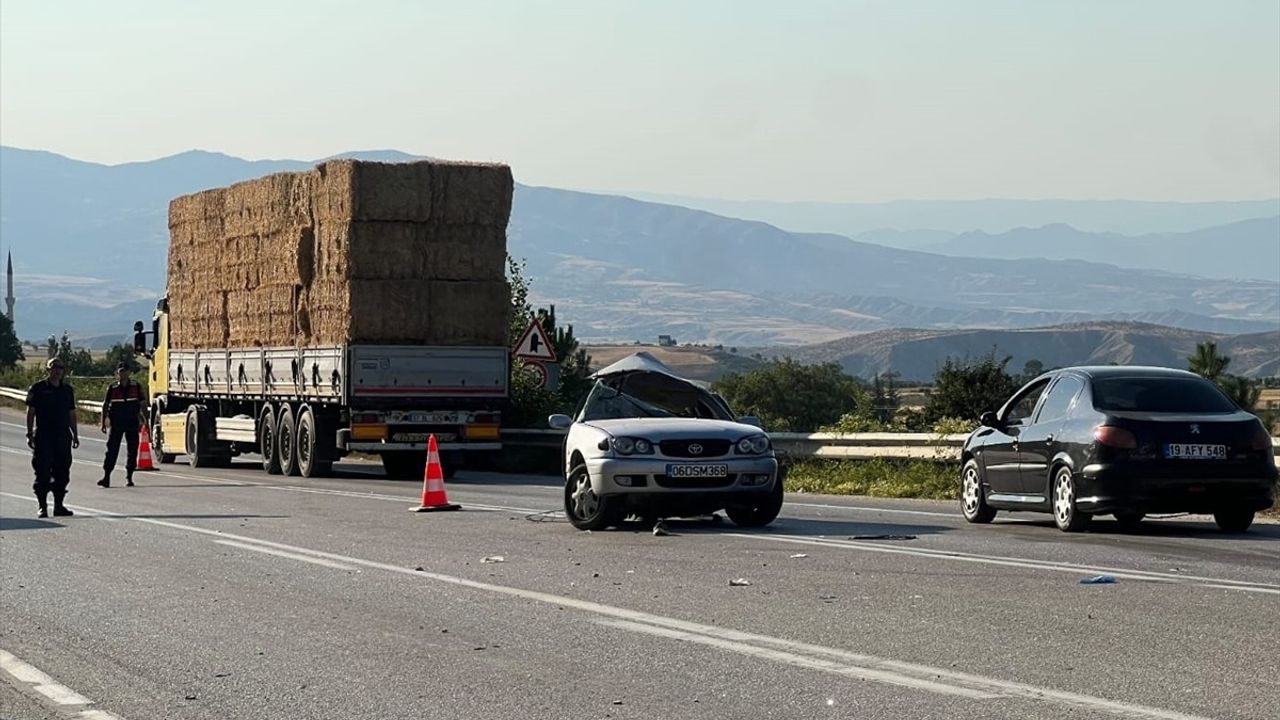 Çorum'da Yolcu Minibüsü ve Otomobil Çarpıştı: 11 Yaralı