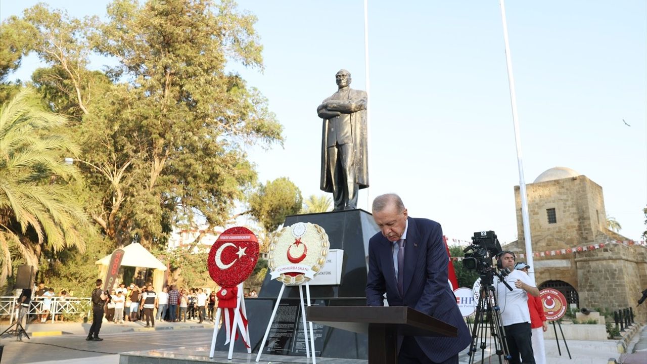 Cumhurbaşkanı Erdoğan, KKTC'de Atatürk Anıtı'na Çelenk Sundu