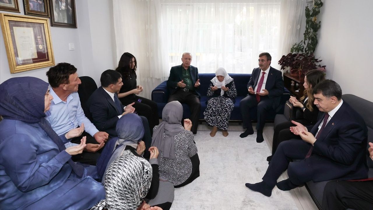 Cumhurbaşkanı Erdoğan, Şehit Ailesini Ziyaret Etti