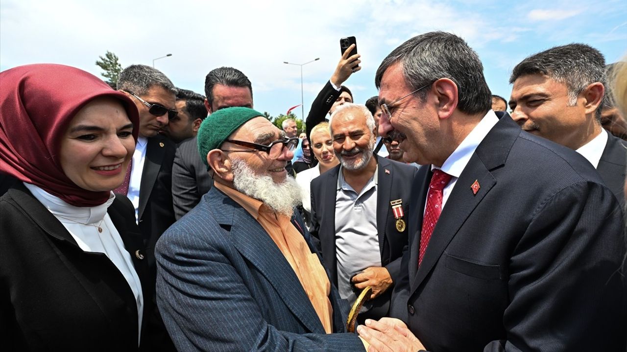 Cumhurbaşkanı Yardımcısı Yılmaz, 15 Temmuz Şehitler Anıtı'na Çelenk Bıraktı