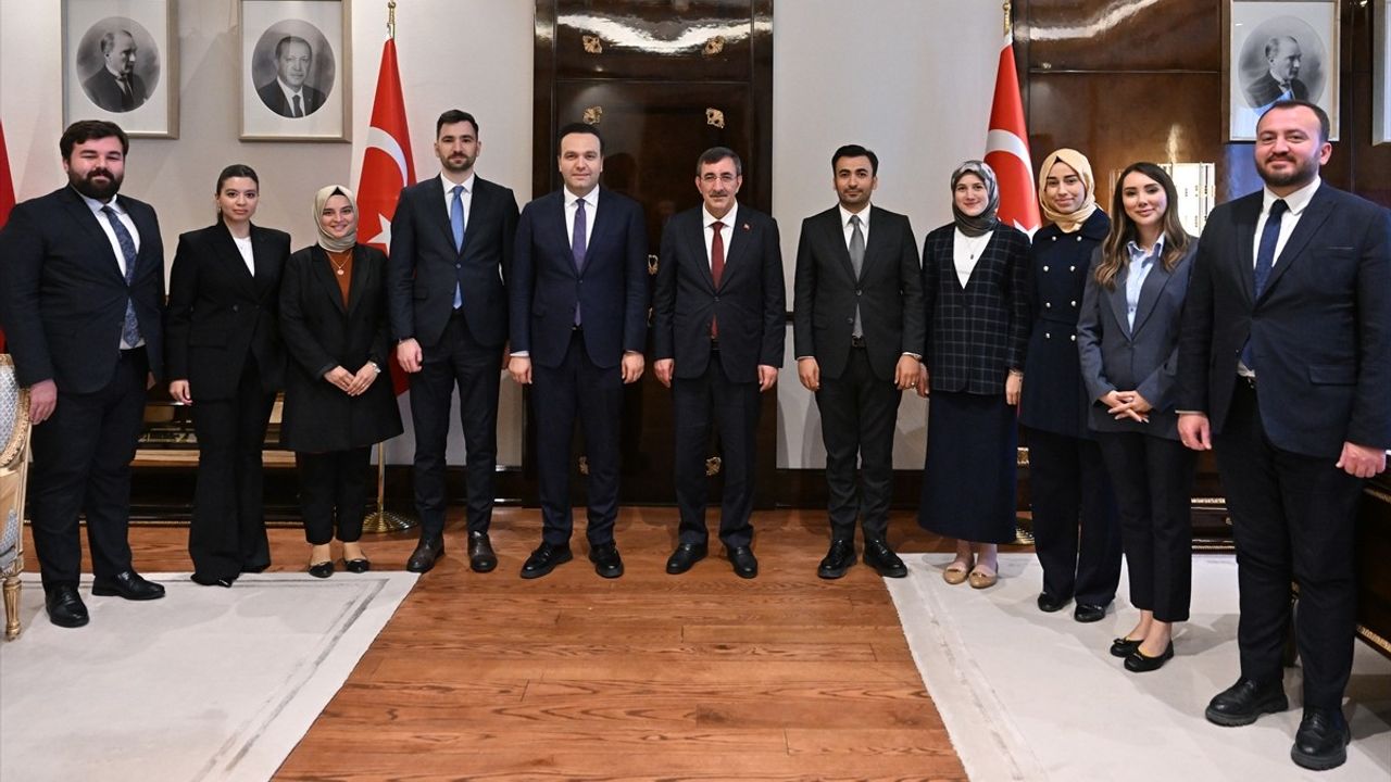 Cumhurbaşkanı Yardımcısı Yılmaz, AK Parti Gençlik Kolları Başkanı İbiş'i Ağırladı