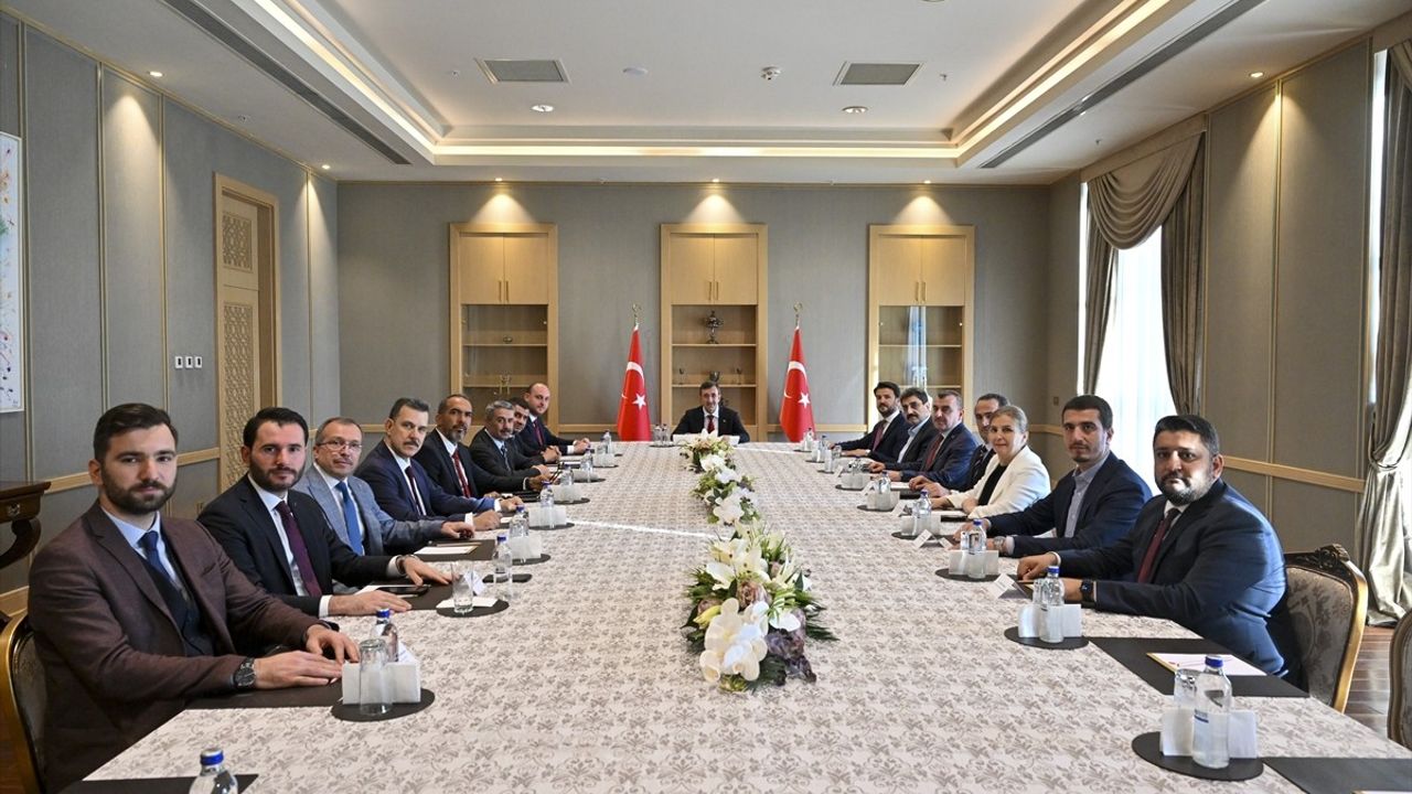 Cumhurbaşkanı Yardımcısı Yılmaz, AK Parti Teşkilatını Kabul Etti