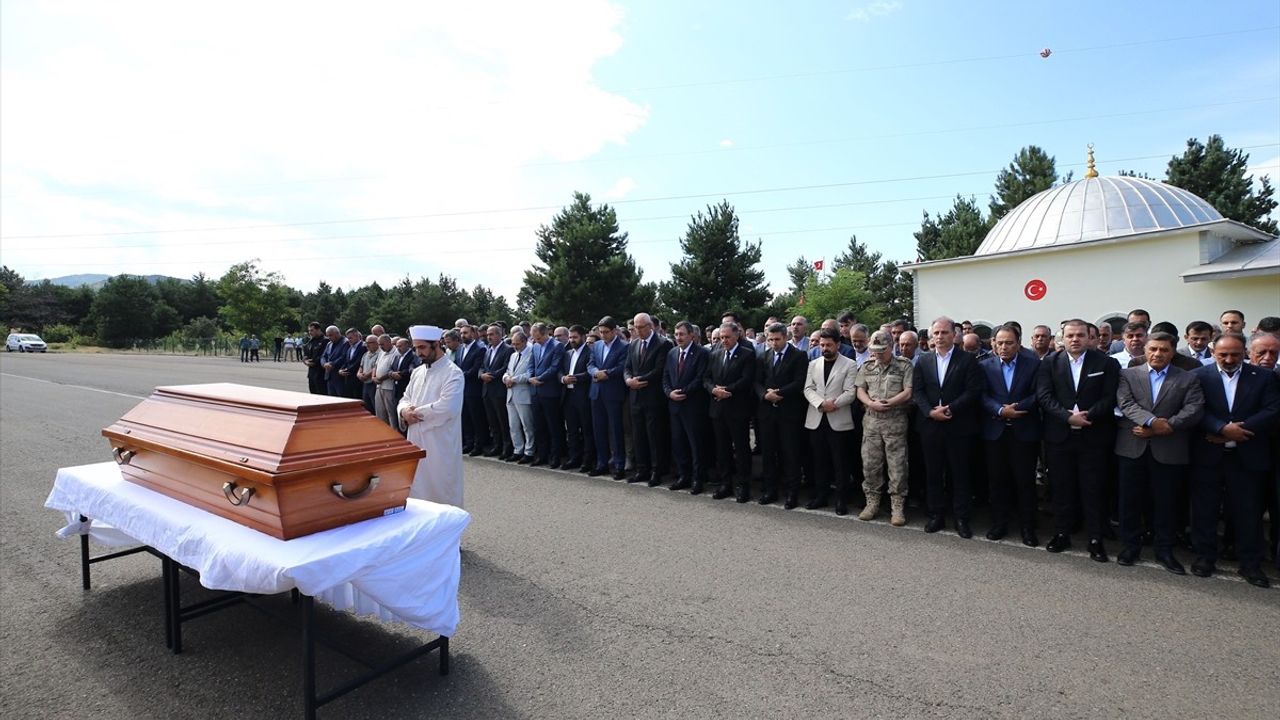 Cumhurbaşkanı Yardımcısı Yılmaz Bingöl'de Yeğeninin Cenazesine Katıldı