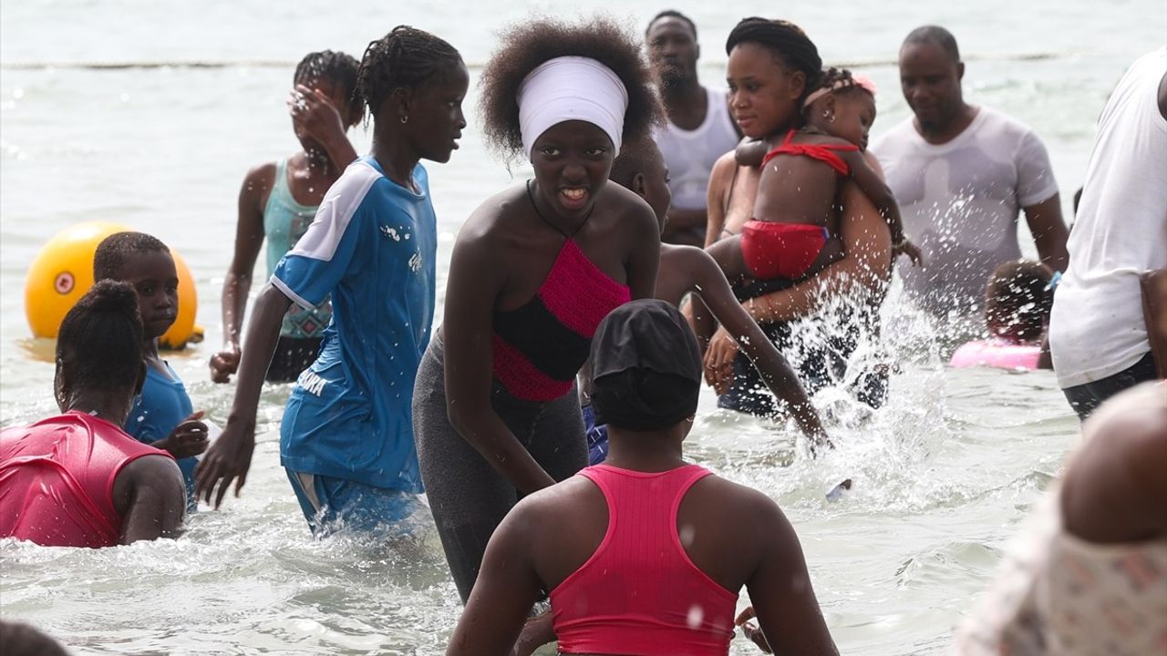 Dakar'da Sıcak Hava Plajları Doldurdu