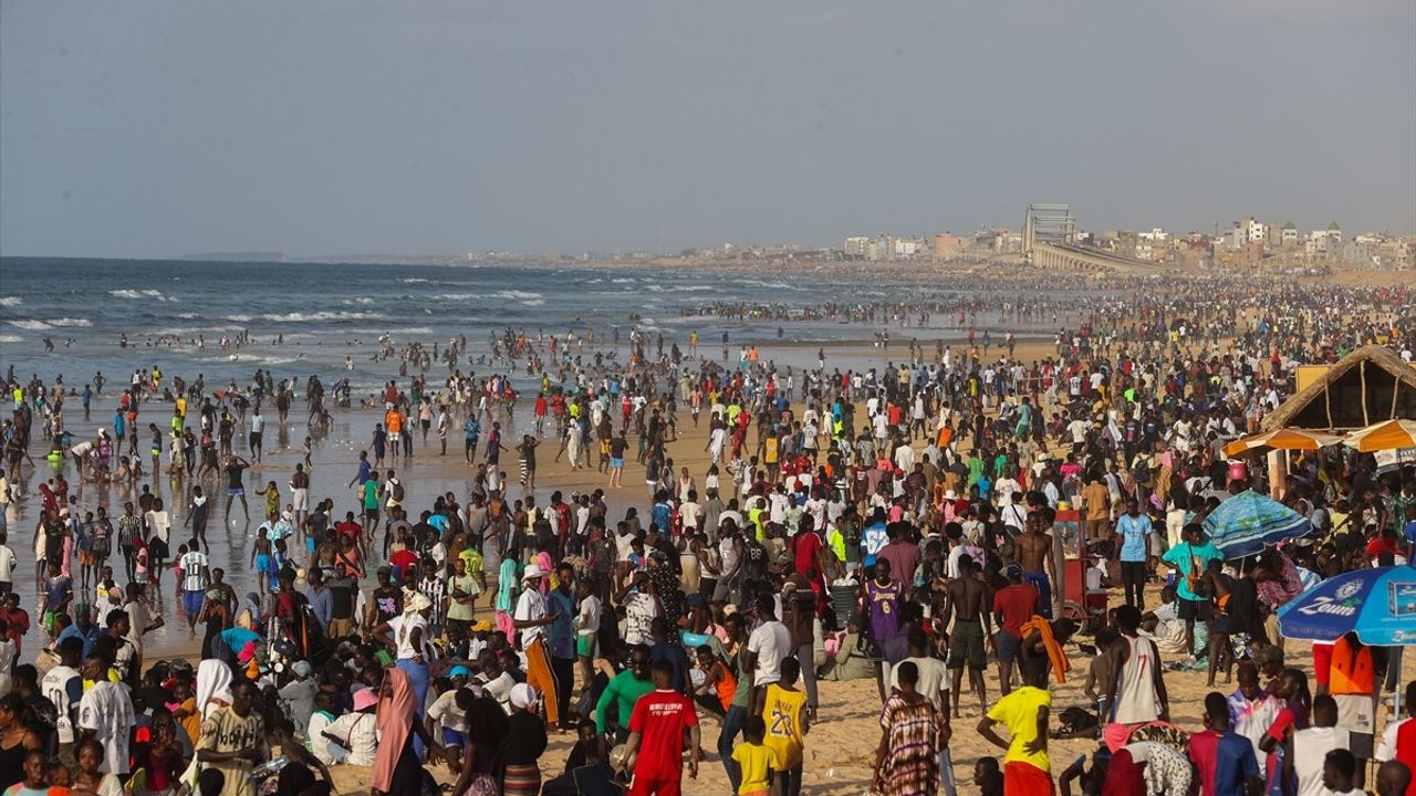 Dakar'ın Yoff Plajı Yaz Sıcaklığında Dolup Taştı