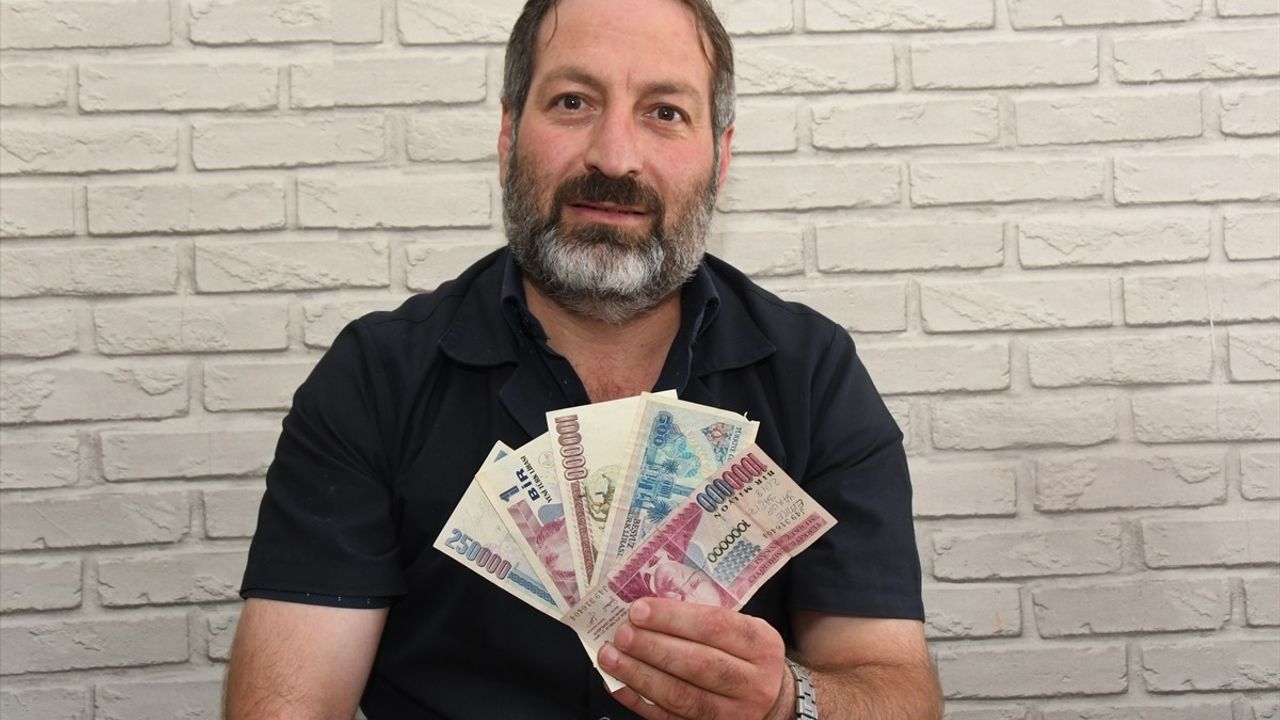 Dededen Toruna Geçen Para Koleksiyonu Gümüşhane'deki Berberde Sergileniyor