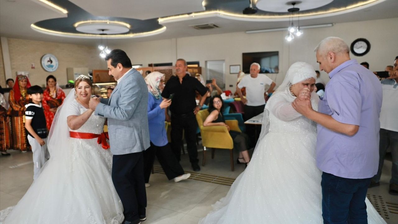 Denizli'de Down Sendromlu İki Kızın Gelin Olma Hayali Gerçekleşti