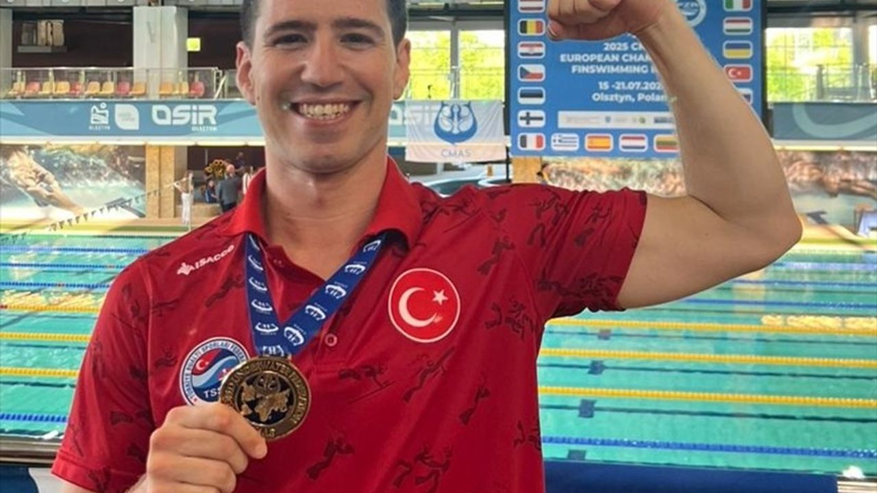 Derin Toparlak, Paletli Yüzme Avrupa Şampiyonası'nda Bronz Madalya Kazandı