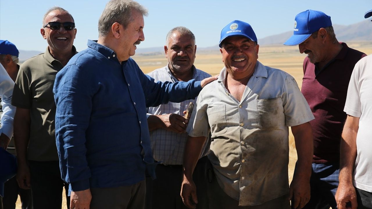 Destici, Eskişehir'de Buğday Hasadı Yaptı ve Çiftçilerin Sorunlarına Dikkat Çekti