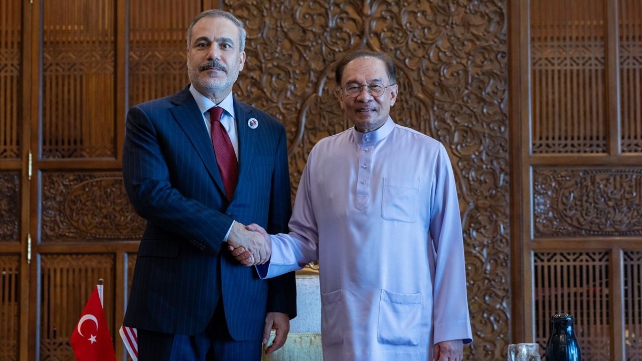 Dışişleri Bakanı Hakan Fidan, Malezya Başbakanı Enver İbrahim ile Görüştü