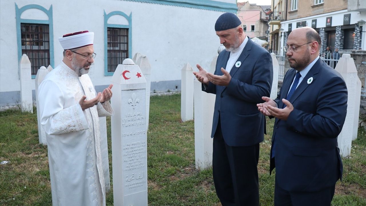 Diyanet İşleri Başkanı Erbaş, Bosna'da Şehit Selami Yurdan'ın Kabrini Ziyaret Etti