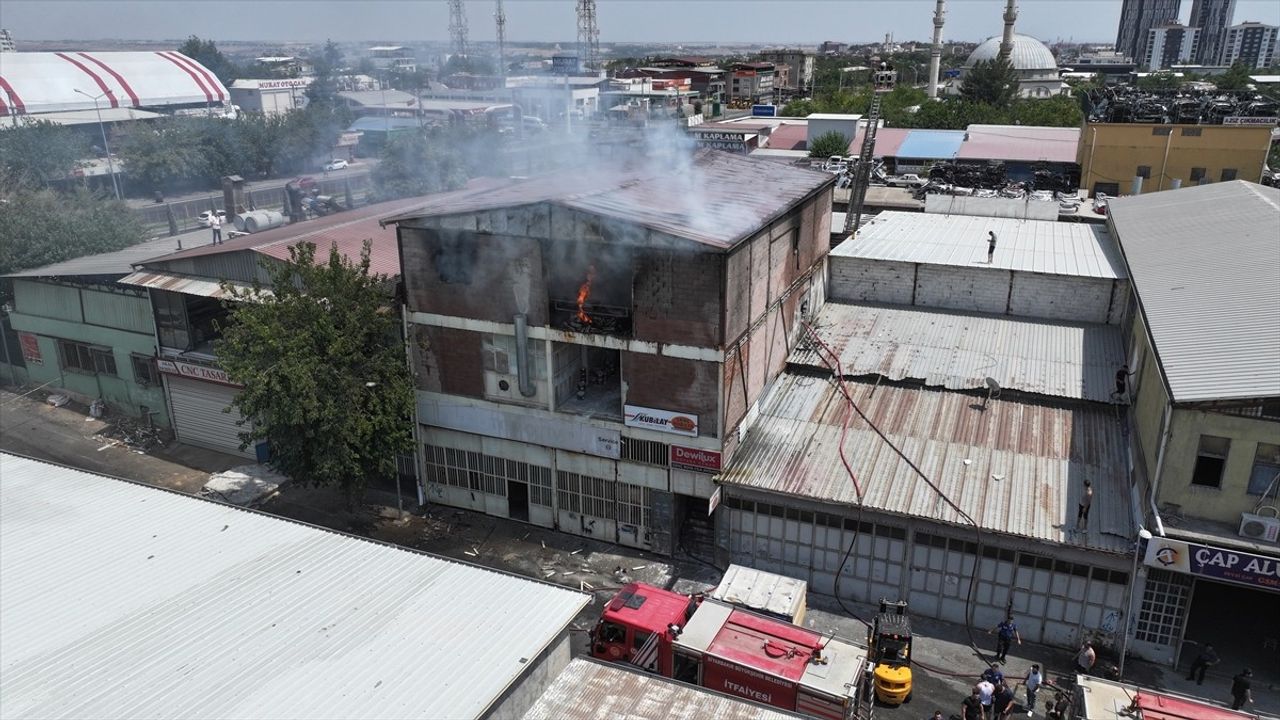 Diyarbakır 1. Sanayi Sitesi'nde Yangın: İtfaiye Ekipleri Müdahale Ediyor