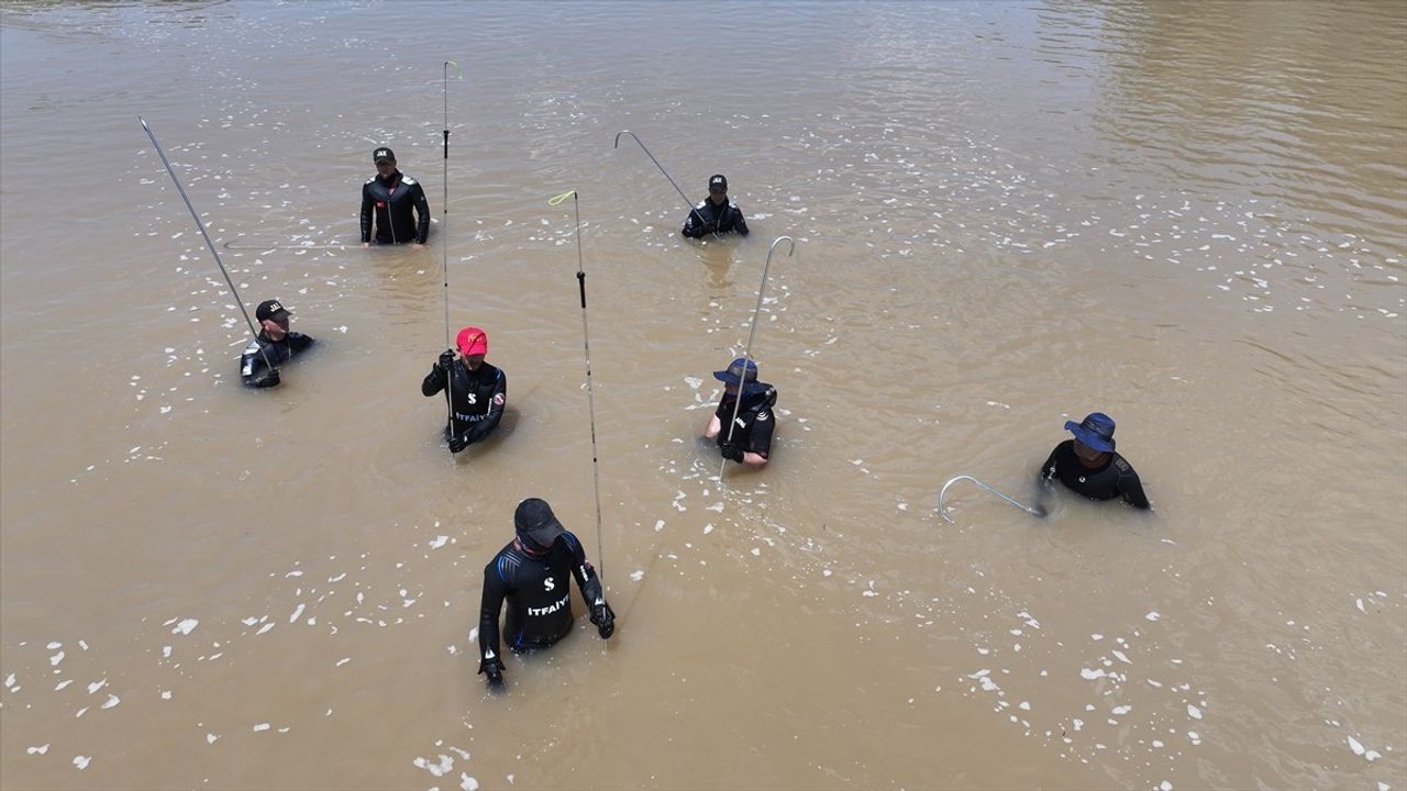 Diyarbakır'da Nehirde Kaybolan Genç İçin Arama Çalışmaları Devam Ediyor