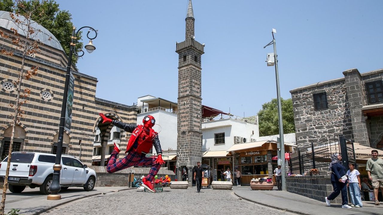 Diyarbakır'da 'Örümcek Adam' Coşkusu: Ayaz Salih Koç Kentteki Tarihi Mekanları Keşfediyor