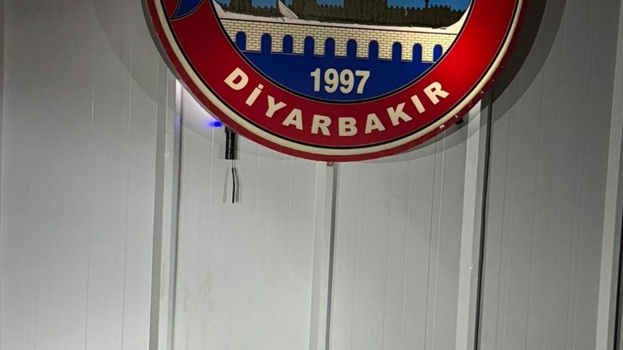 Diyarbakır'da Otomobilde 2 Kalaşnikof Tüfeği Ele Geçirildi