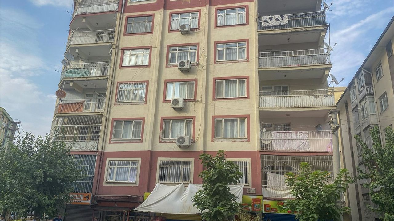Diyarbakır'da Sallandığı İhbarı Üzerine 7 Katlı Bina Tahliye Edildi