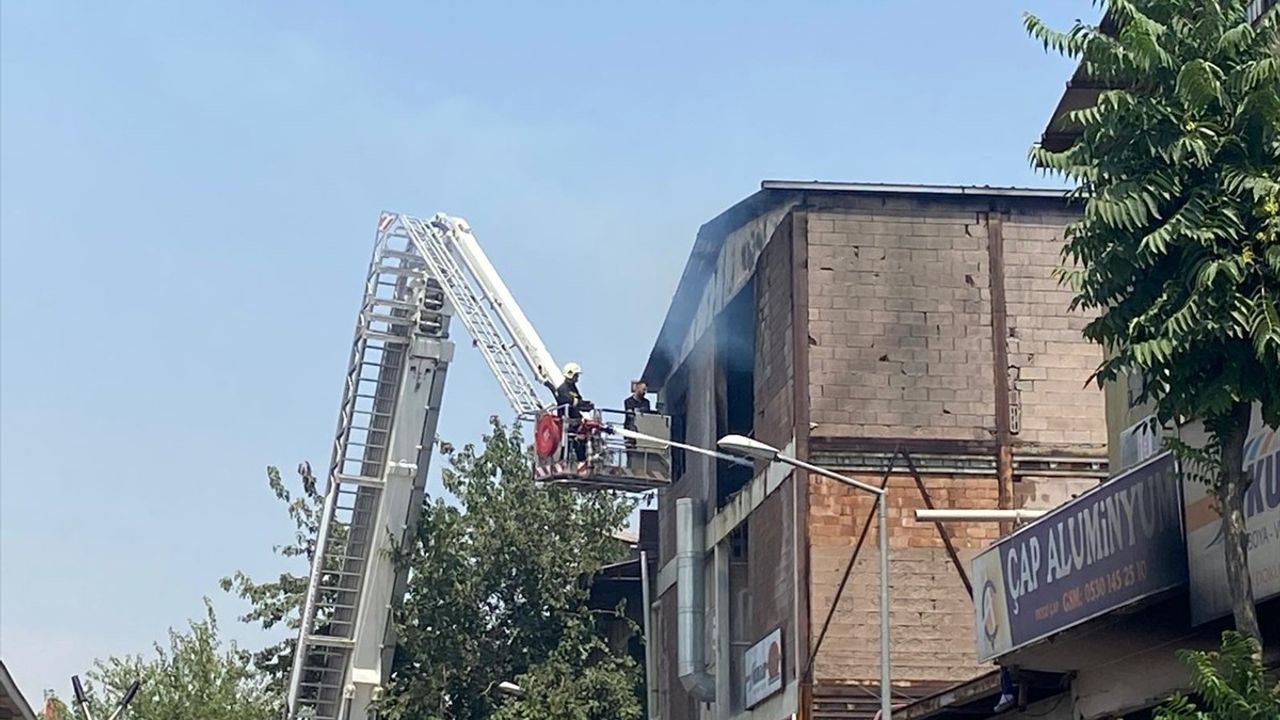 Diyarbakır'da Sanayi Sitesinde Yangın Kontrol Altına Alındı