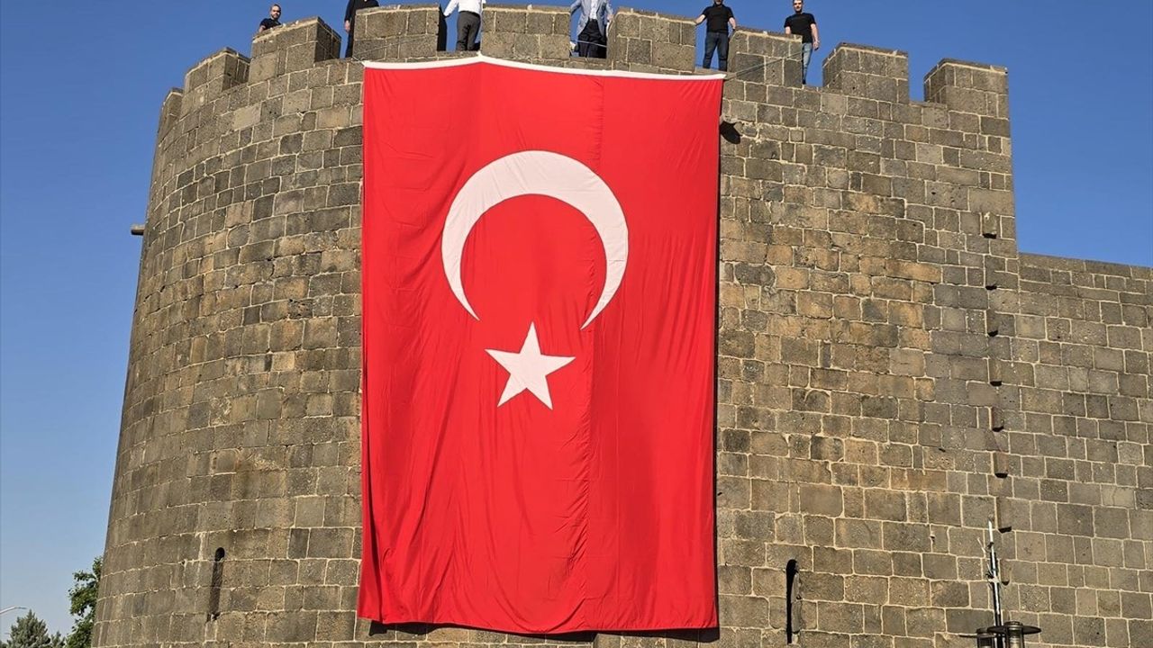 Diyarbakır Surları'na Türk Bayrağı Asıldı: Terörsüz Türkiye İçin Birlik Mesajı