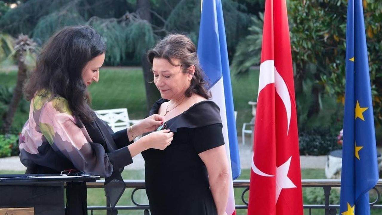 Doç. Dr. Leman Figen Yılmaz'a Fransa Sanat ve Edebiyat Şövalyesi Nişanı