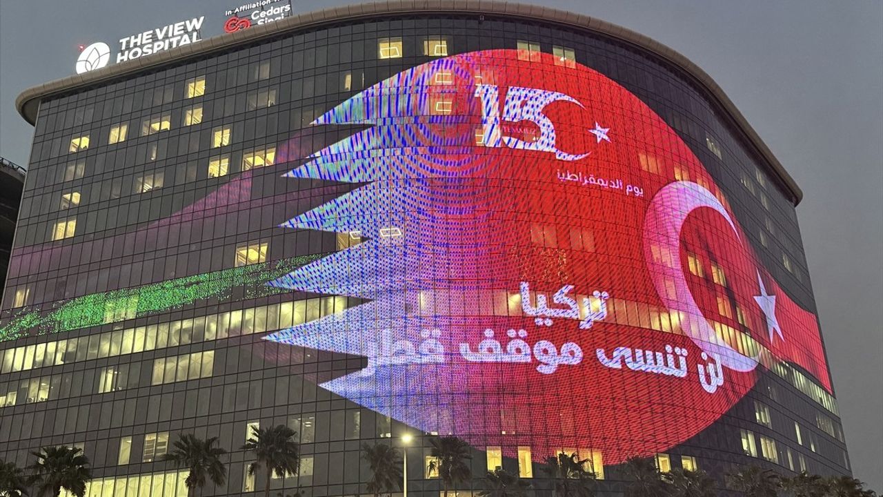 Doha'daki The View Hospital, 15 Temmuz İçin Bayraklarla Aydınlatıldı