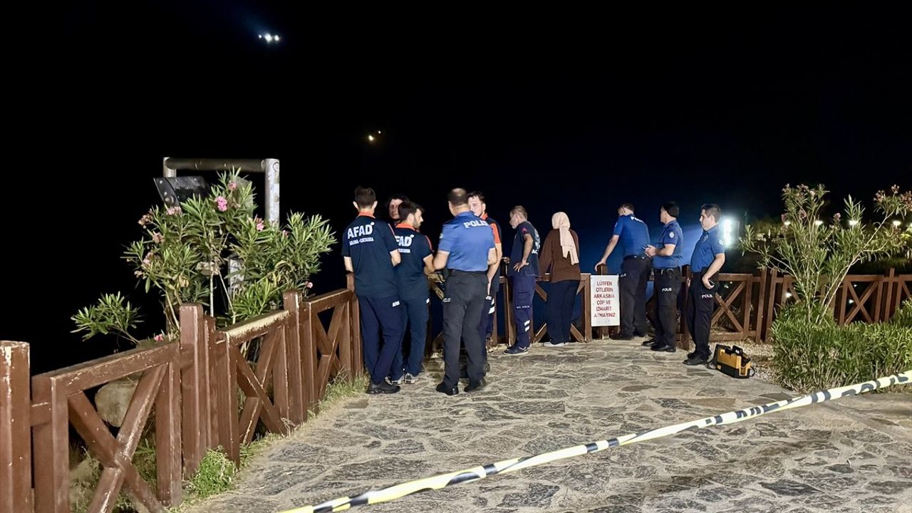 Antalya'da Falezlerden Denize Düşen Kişi İçin Arama Çalışmaları Devam Ediyor