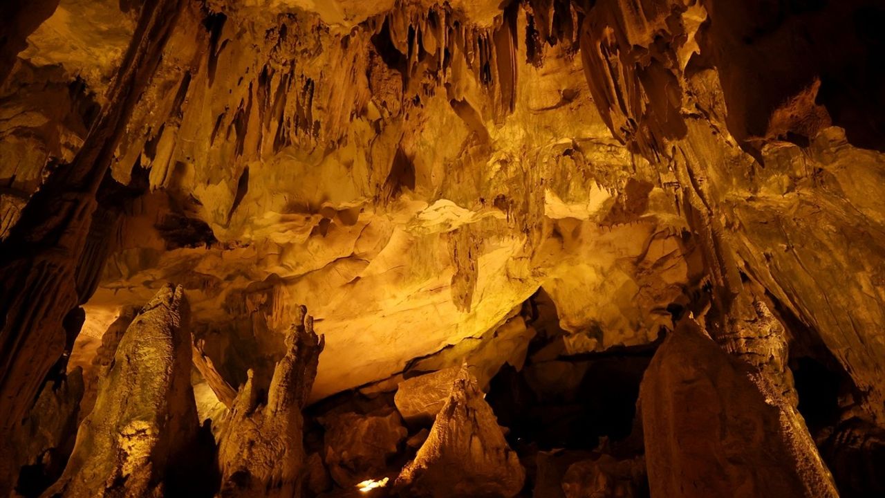 Dupnisa Mağarası Ziyaretçilerini Serinliğiyle Cezbediyor