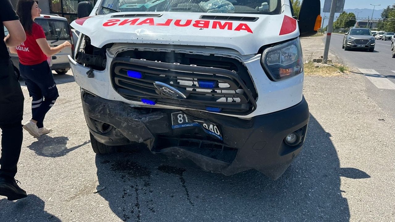 Düzce'de Ambulans ve Otomobil Çarpıştı: 2 Yaralı