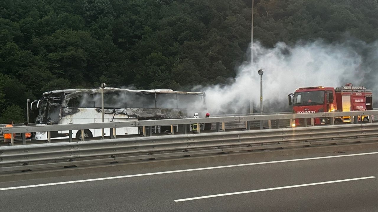Düzce'de Otobüs Yangını, İstanbul Yolu Ulaşıma Kapandı