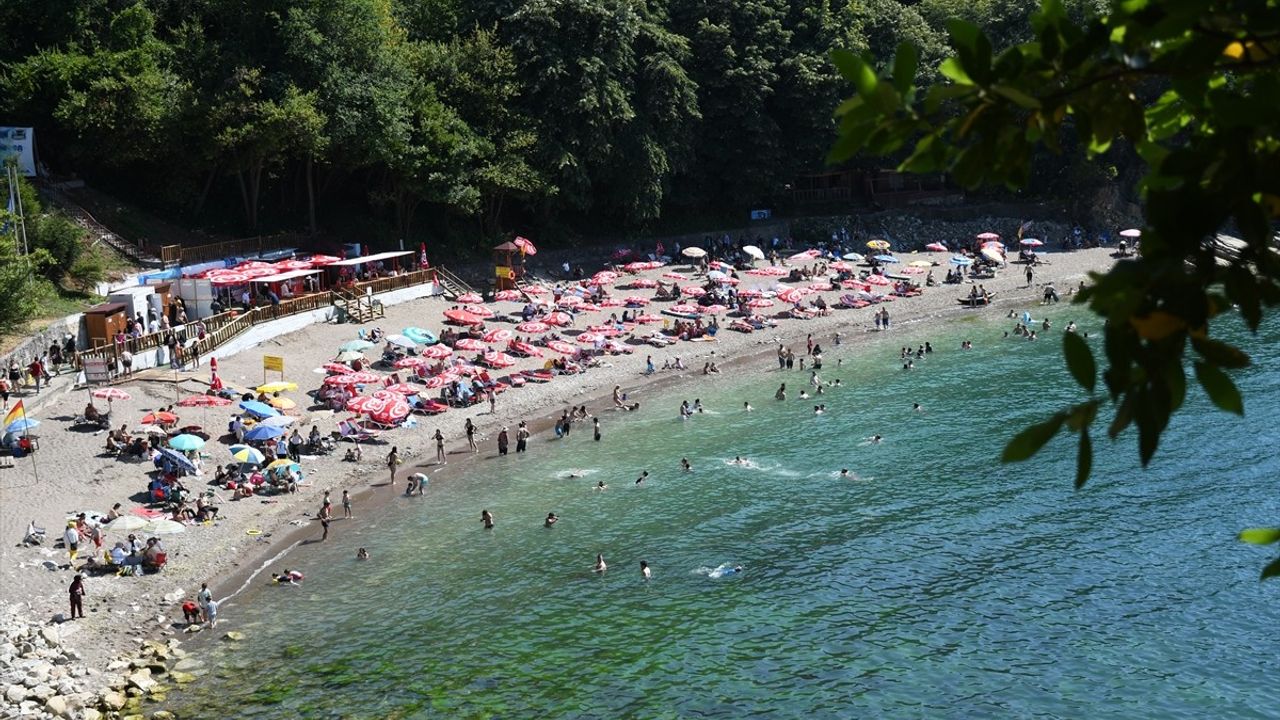 Düzce'de Sıcak Hava Sahilleri Doldurdu