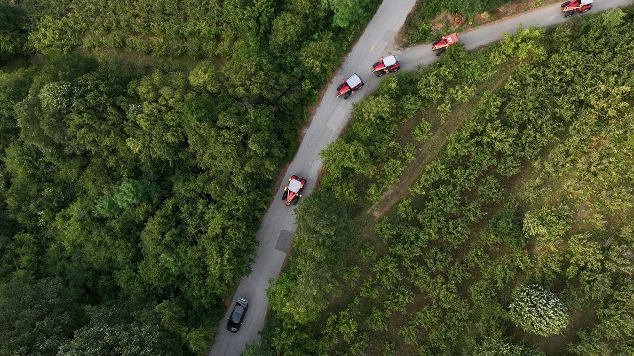 Düzce'de Sünnet Düğününde Traktör Konvoyu