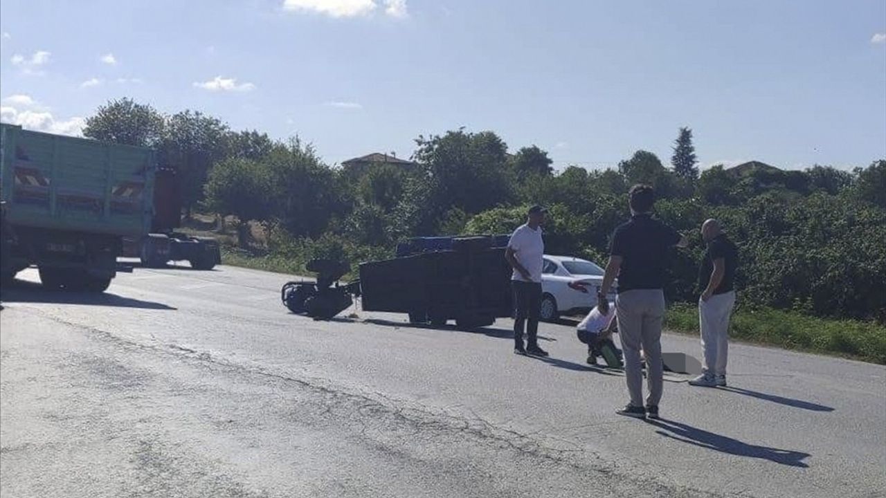 Düzce'de Tarım Aracının Sürücüsü Kamyonla Çarpışmada Hayatını Kaybetti