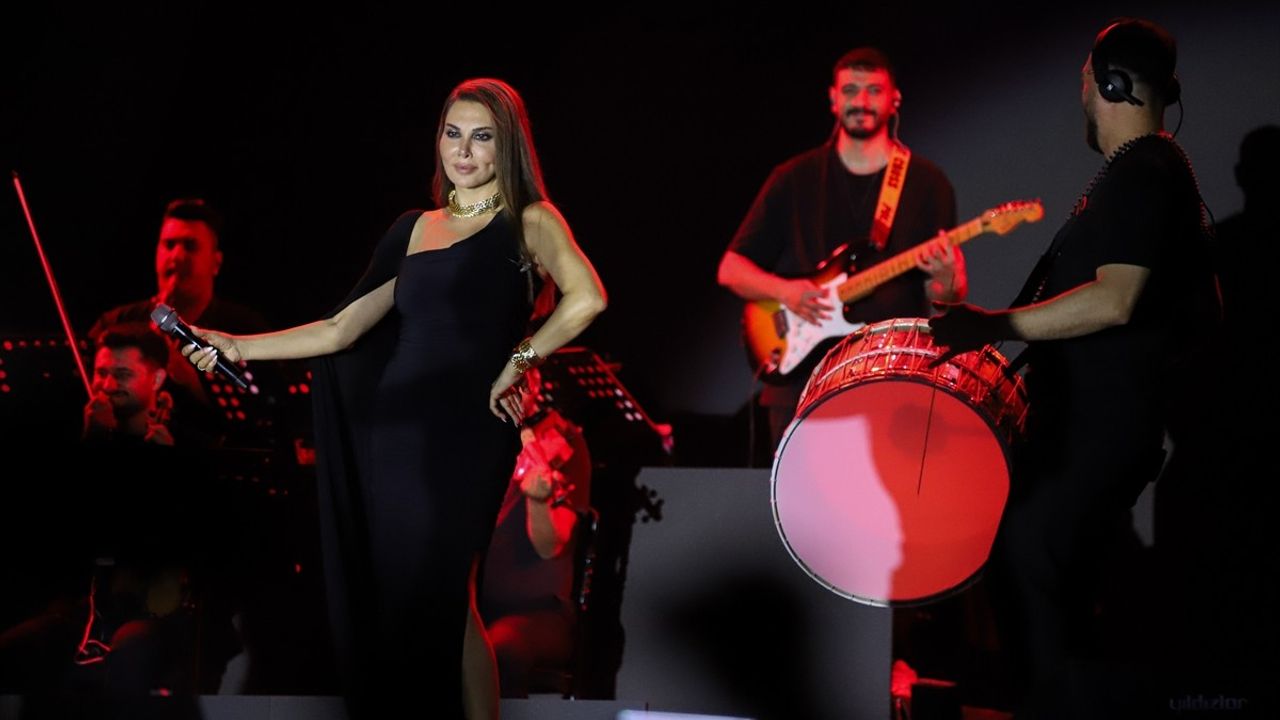 Ebru Yaşar Van'da Unutulmaz Bir Konser Verdi