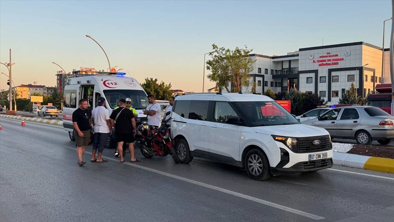 Edirne'de Motosikletli Kaza: Başpehlivan Süleyman Başar'ın Aracına Çarptı