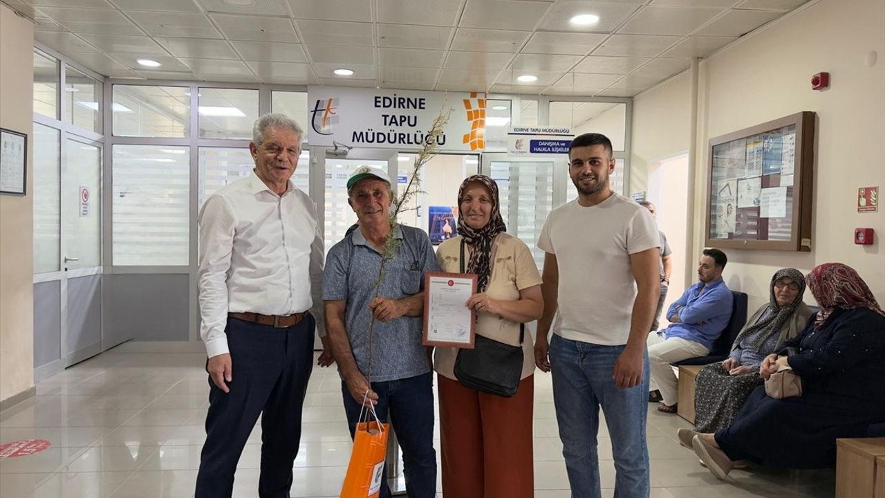 Edirne'de Tapuda İşlem Yapanlara Fidan Hediyesi