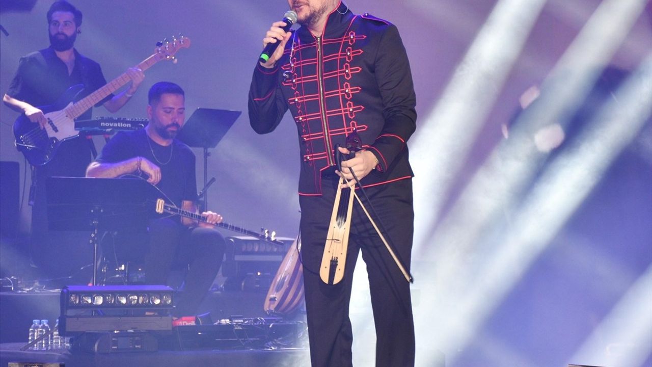 Ekin Uzunlar Harbiye'de Unutulmaz Bir Konser Verdi