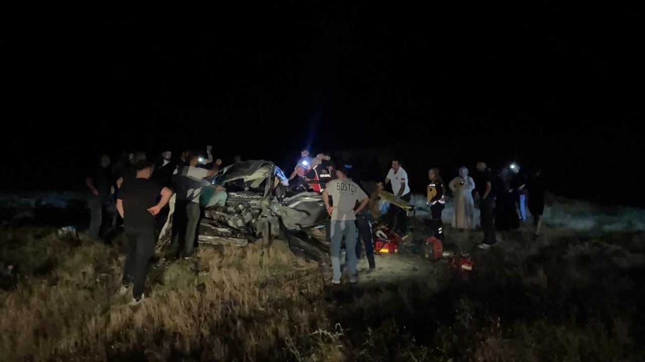Elazığ'da Şarampole Devrilen Otomobilde Ölümcül Kaza: 2 Ölü, 3 Yaralı