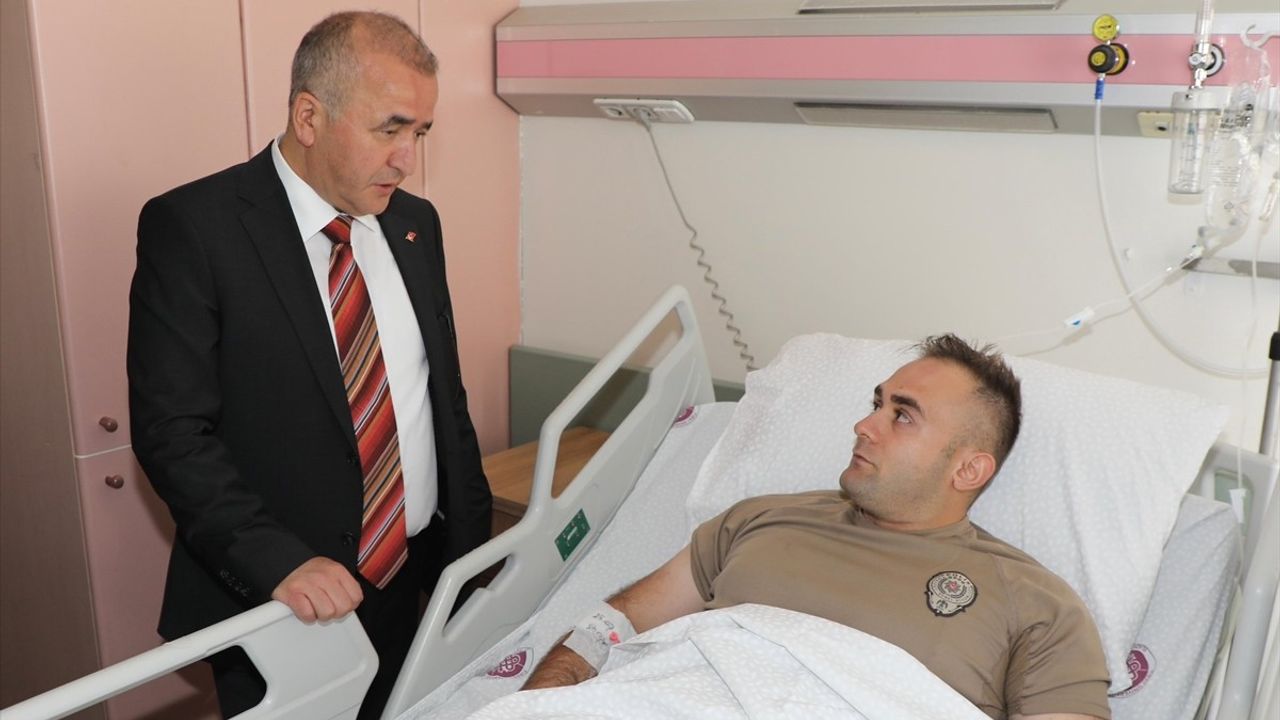 Elazığ'da Tabancayla Rastgele Ateş Açan Zanlıya Polis Müdahalesi: Bir Memur Yaralandı