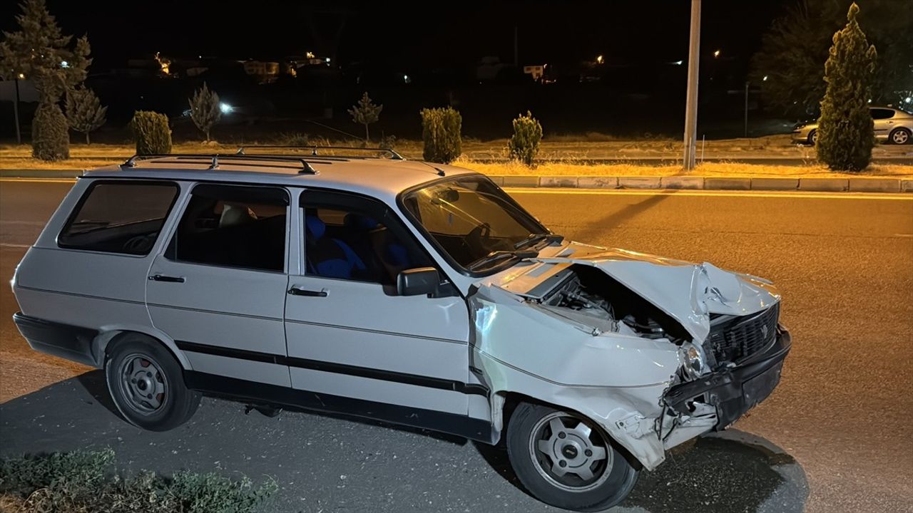 Elazığ'da Üç Tekerlekli Motosiklet ile Otomobil Çarpıştı: 3 Yaralı