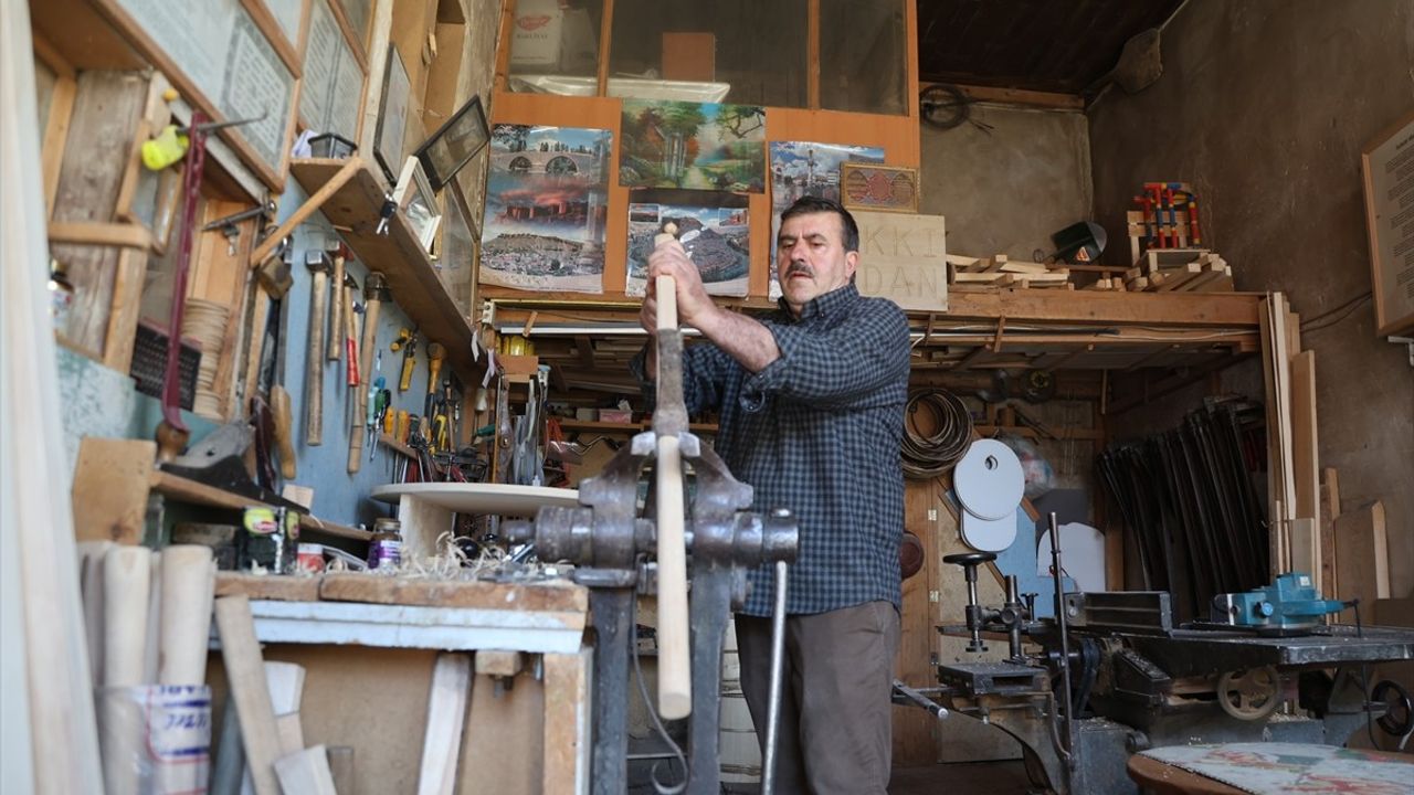 Emekli Öğretmenin Baba Yadigarı Marangozculuğu Bayburt'ta Yaşatılıyor