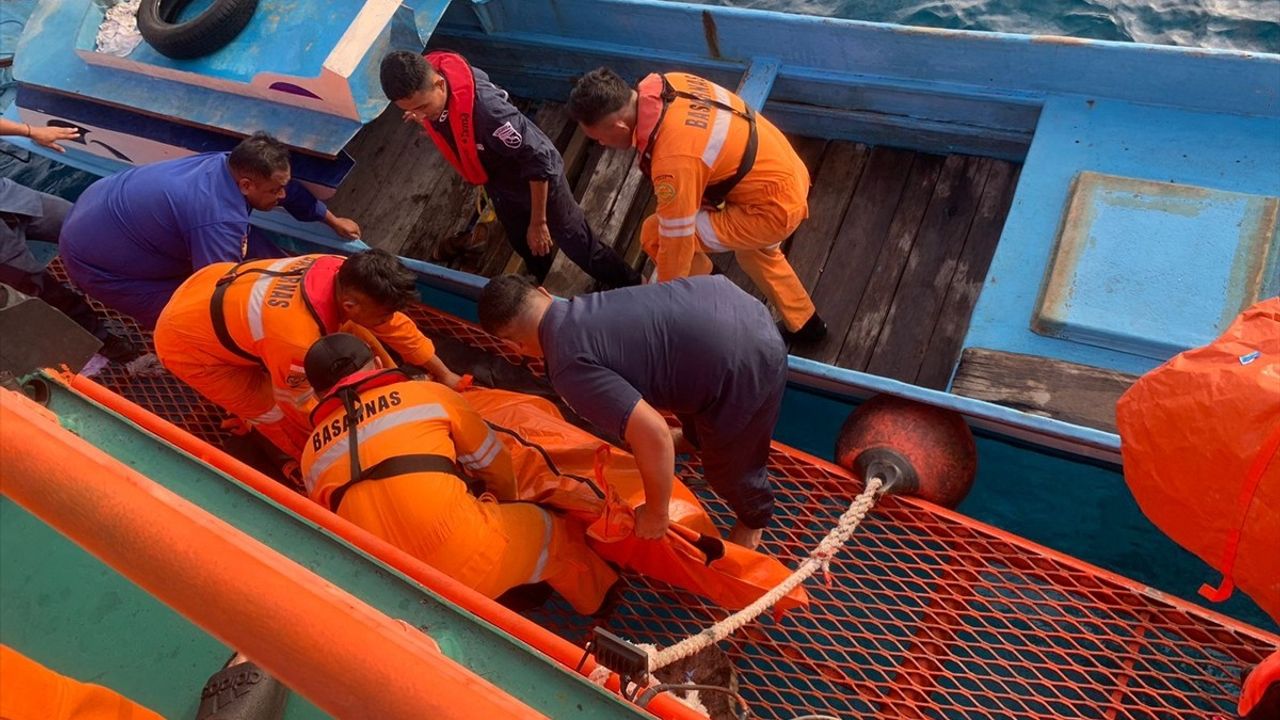 Endonezya'da Yolcu Feribotu Yangını: 5 Kayıp, 284 Kurtarıldı