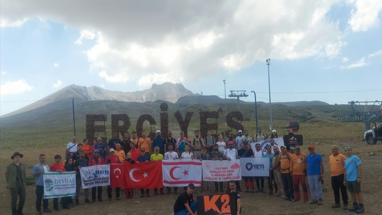 Erciyes'in Zirvesi'nde Kıbrıs Şehitleri İçin Anma Tırmanışı