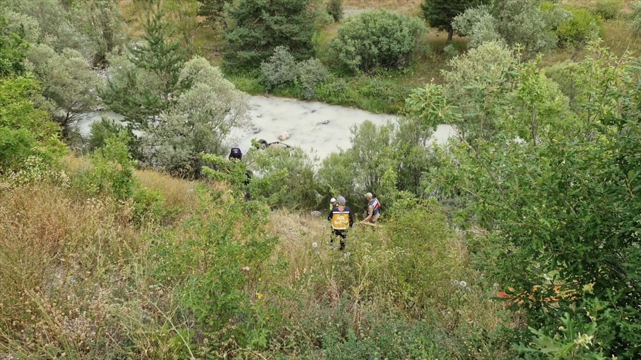 Erzincan'da Dereye Devrilen Otomobilde 4 Yaralı