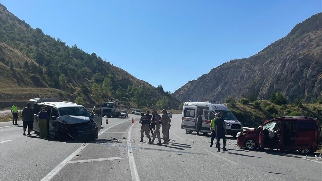 Erzincan'da Feci Kaza: 1 Çocuk Hayatını Kaybetti, 9 Yaralı