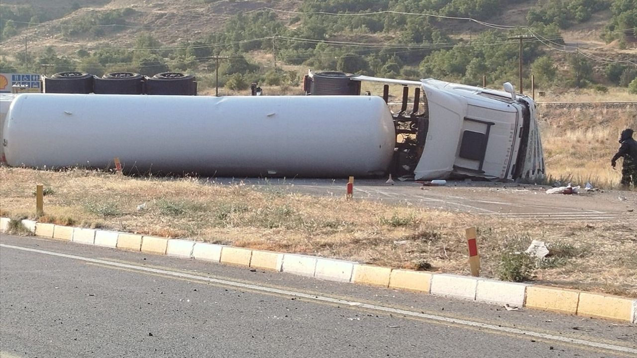 Erzincan'da Kimyasal Gaz Yüklü Tır Devrildi: Trafik Aksadı