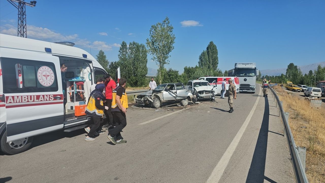Erzincan'da Zincirleme Trafik Kazası: 5 Yaralı