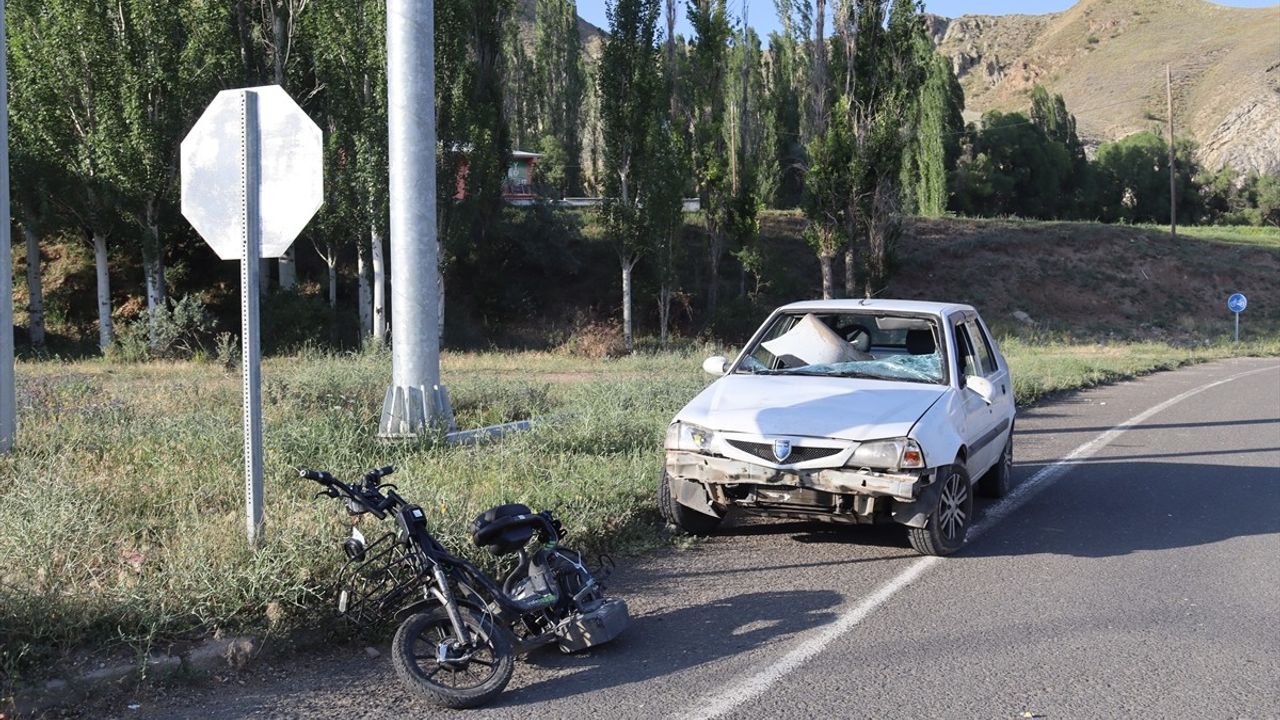 Erzurum'da Otomobil ve Elektrikli Bisiklet Çarpıştı: 3 Yaralı