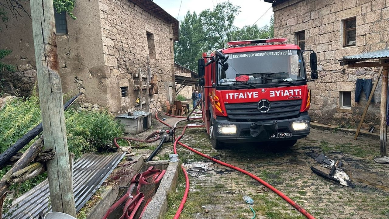 Erzurum'da Yangın Felaketi: 4 Ev, 3 Ahır ve Samanlıklar Yok Oldu