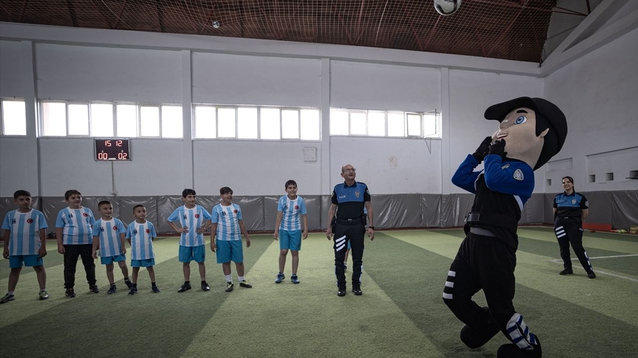 Erzurum'daki Polisler Çocukları Suçtan Koruma Projeleriyle Sahada