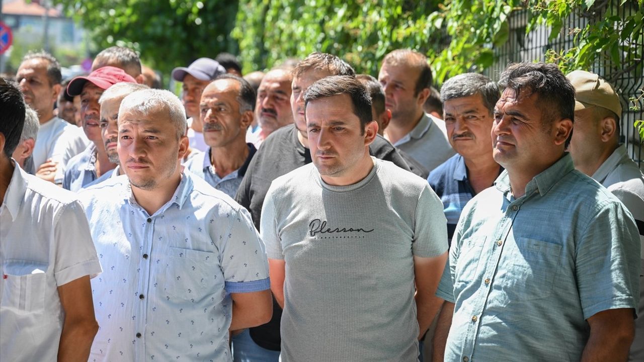 Eskişehir'de İşçiler, Alacakları İçin Bakanlık Önünde Eylem Yaptı