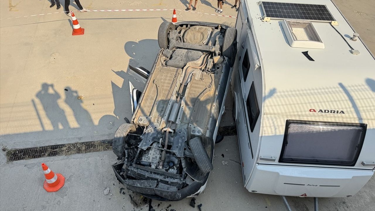 Eskişehir'de Kontrolden Çıkan Araç Site Bahçesine Düştü